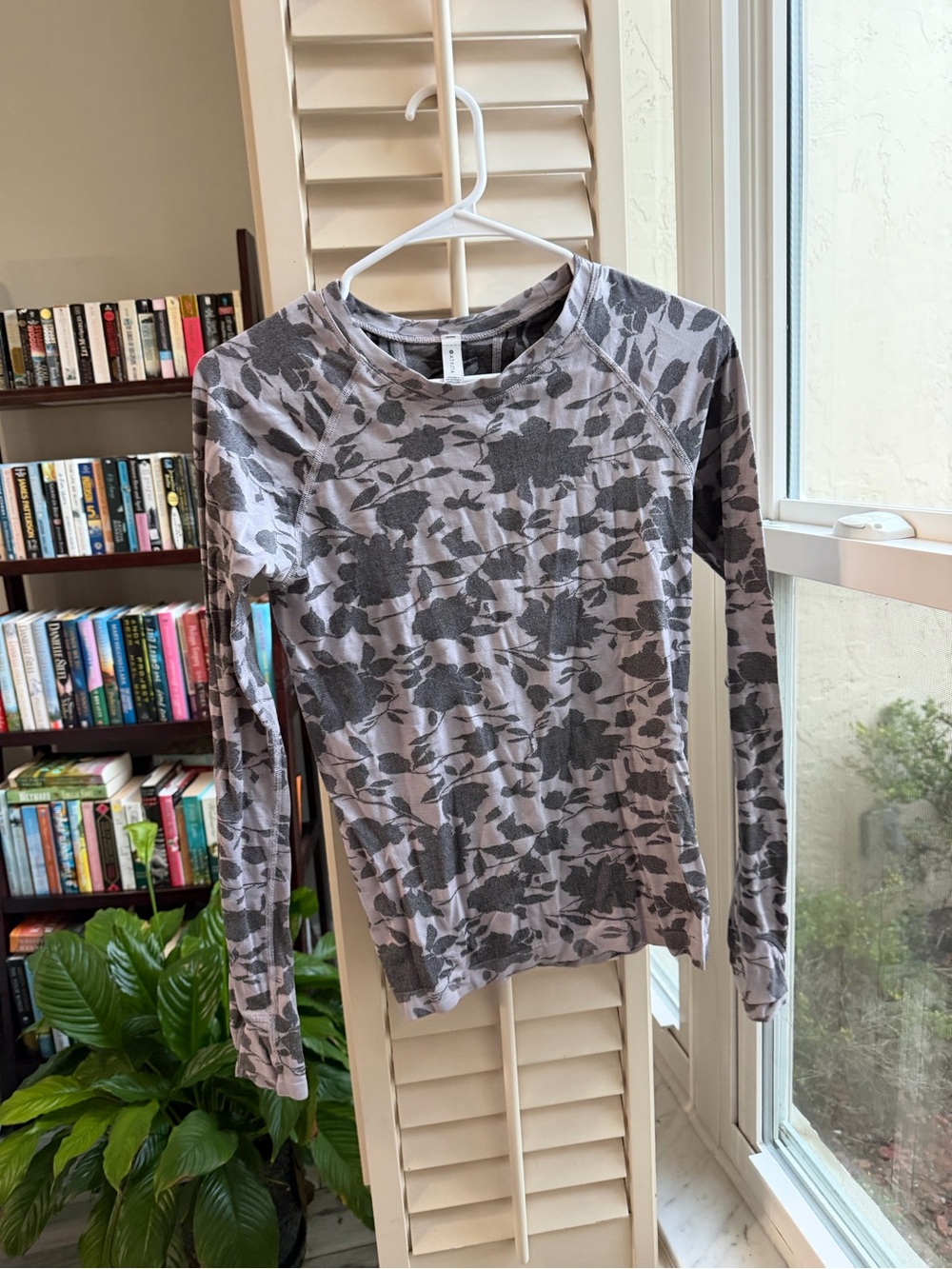 Athleta Light Gray and Dark Gray Floral Long Sleeve Crew